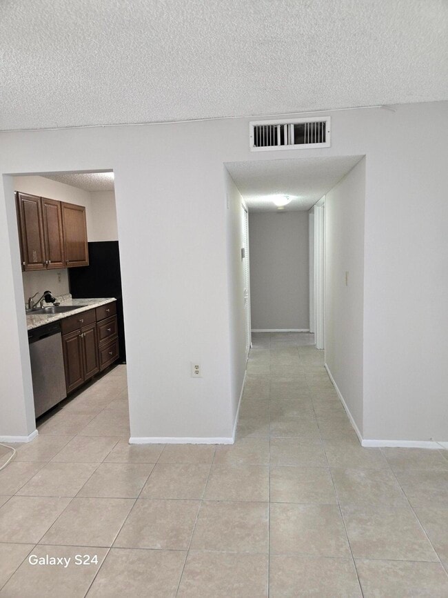 Building Photo - 1141 Lake Victoria Dr