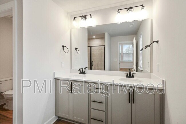 Building Photo - 521 Brittany Ct