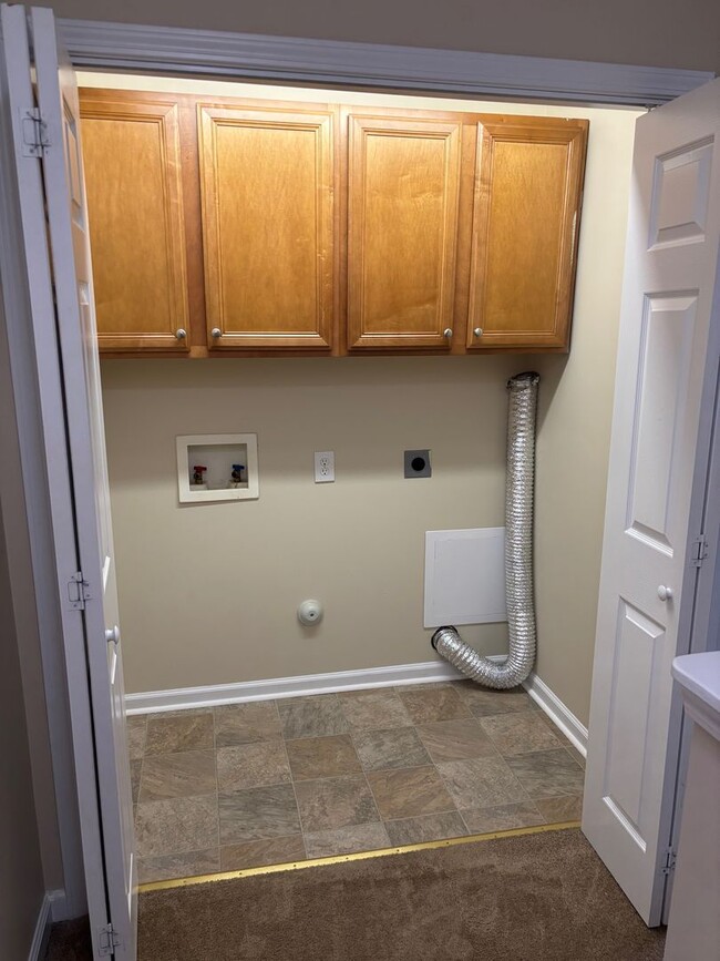 Building Photo - 2 BEDROOM 2 1/2 BATH TOWN HOME