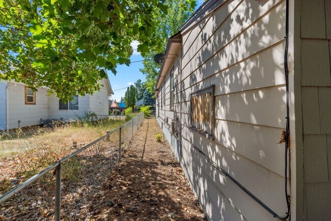 Building Photo - Spacious 4 Bed, 3 Bath Corner Lot Home!