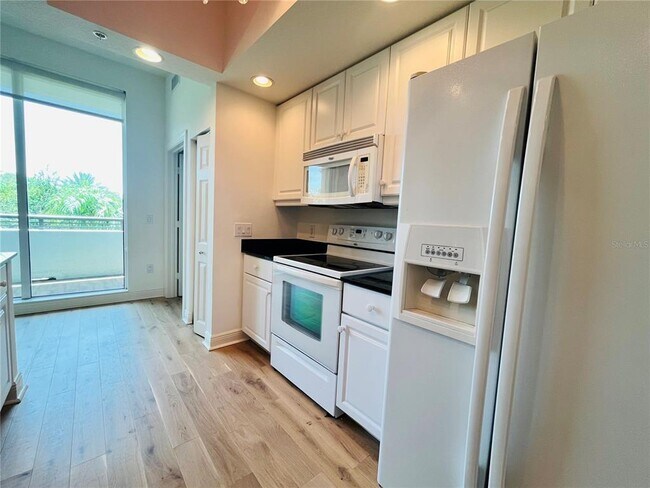 Building Photo - 800 N Tamiami Trl