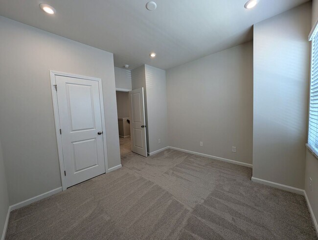 Building Photo - Pristine 2 story Townhome located in the Fifteen Cannon Community in Charlotte!