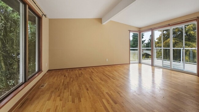 Building Photo - Beautifully Remodeled Bellevue Home in Prime Location