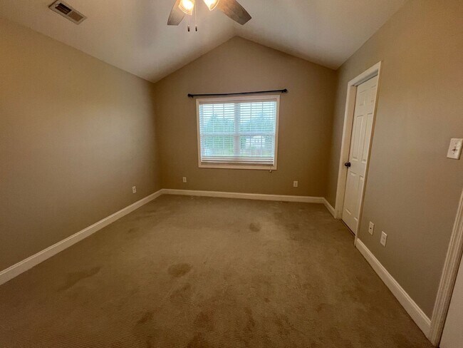 Building Photo - 314 Springcreek Ct