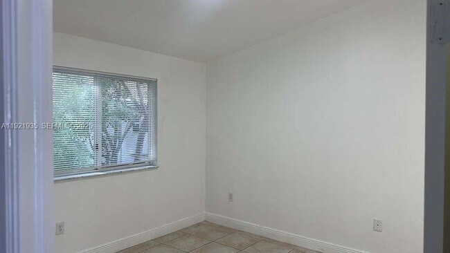 Building Photo - 1250 SE 28th Ct