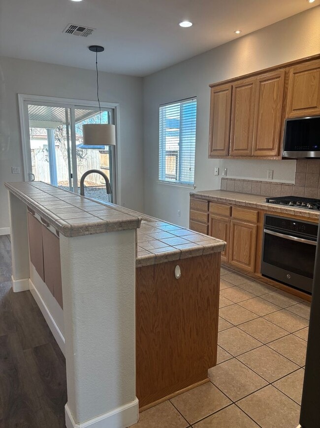 Building Photo - Beautiful Plumas Lake Home AVAILABLE NOW!