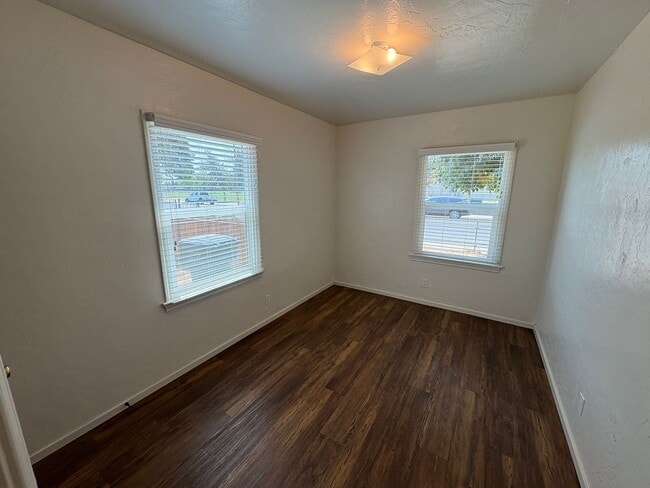 Building Photo - NW Visalia corner lot home available now!