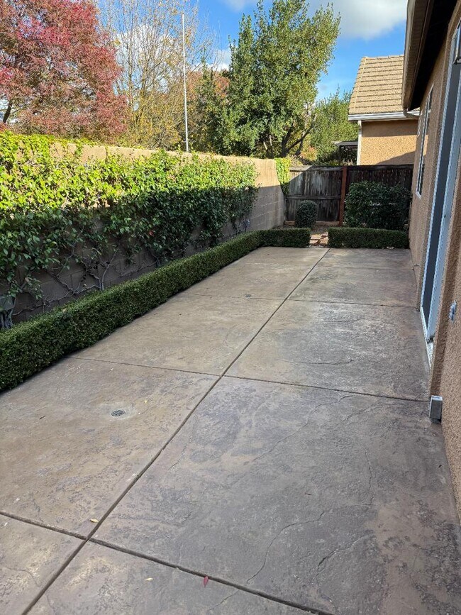 Building Photo - 843 Beauregard Ln