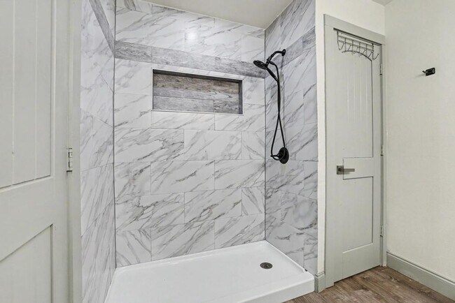 Building Photo - Beautifully Remodeled Home for Rent – Plenty of Space Inside & Out!
