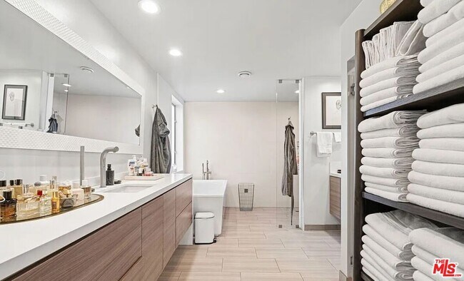 Building Photo - 615 6th Ave