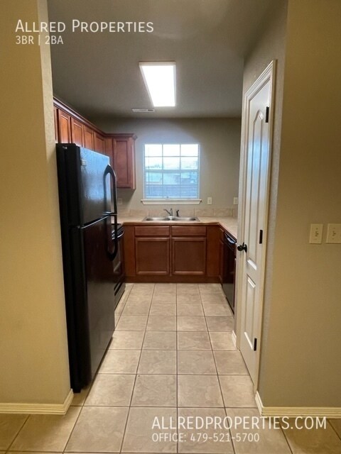 Building Photo - 1712 N Chestnut Ave