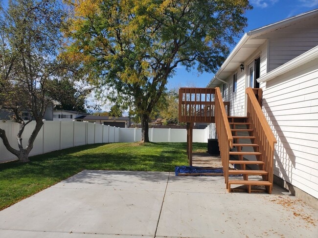 Building Photo - East Sandy single family home!  Luxury you CAN afford!