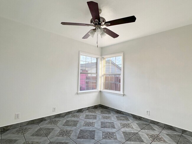Building Photo - **3030 Caspian Way Long Beach** Front 2 be...