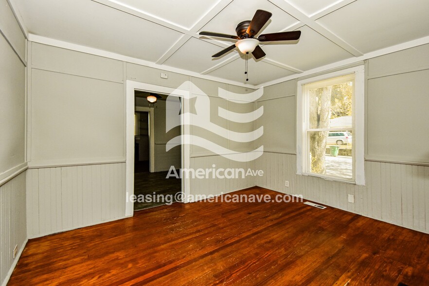 Building Photo - 400 N Sloan St