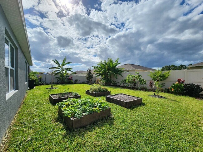 Building Photo - Beautifully 4-Bedroom, 2-Bath house in Lak...