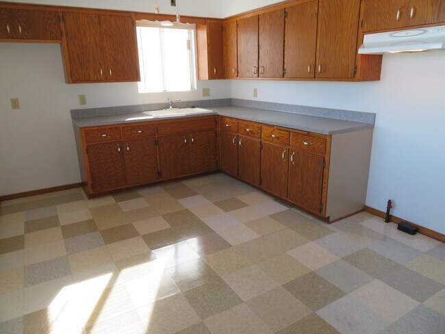 Building Photo - 5560 S Buckhorn Ave