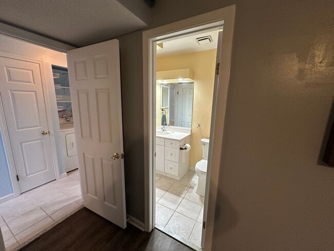 Building Photo - End Unit Townhouse for Rent