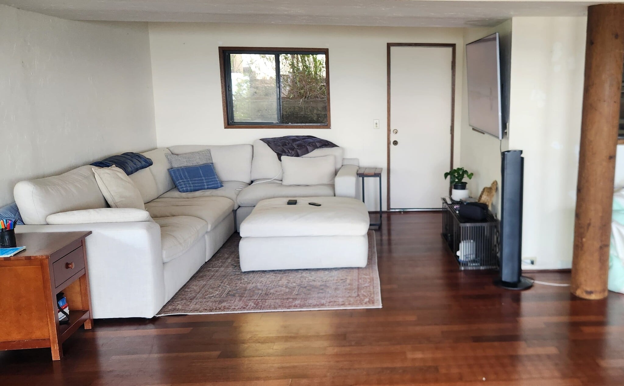 living room/den - 45-133 Alina Pl