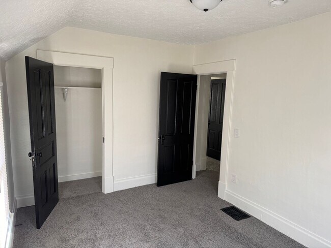 Building Photo - 2 Bedroom, 1 Bath Single Family Home - Sou...