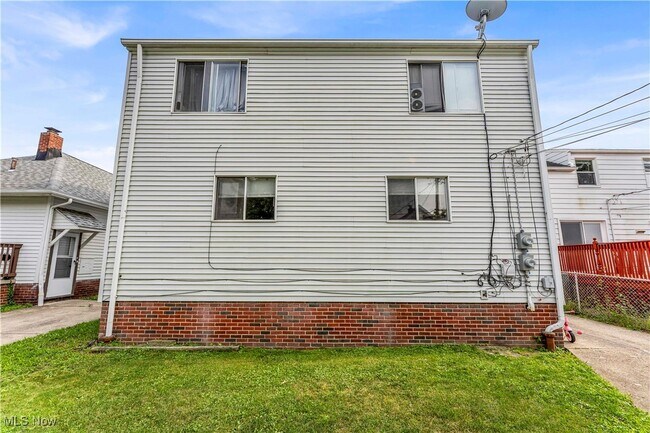 Building Photo - 10725 Vernon Ave