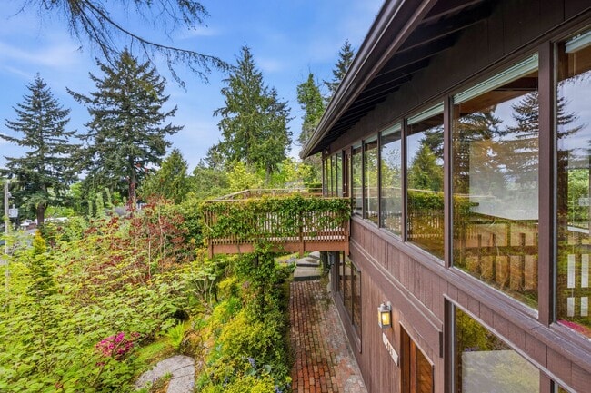 Building Photo - 4Bd/2.75Ba Seattle House