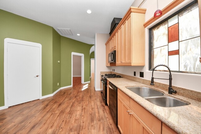 Building Photo - 832 W 27th St