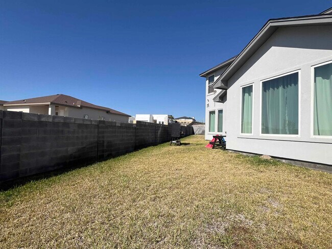 Building Photo - 711 Solaz Dr