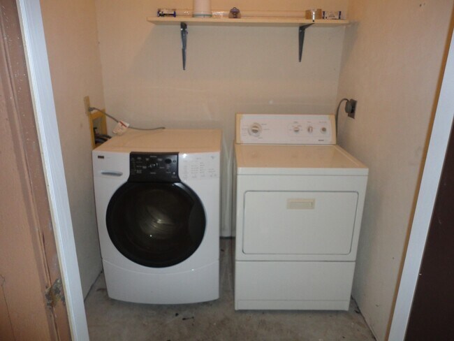 Building Photo - 2bedroom/2 bath condo in Rockwood Villas.