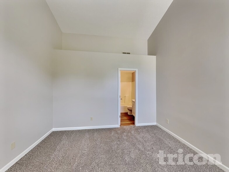 Building Photo - 5260 Pin Oak Dr