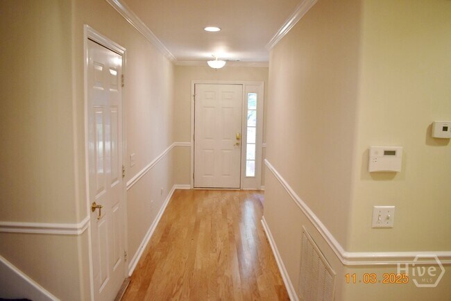 Building Photo - 10 Piper's Pond Ln