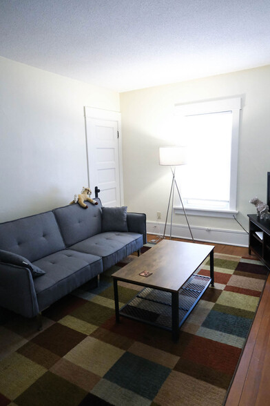 Apt 3 - 15 12th Ave NW