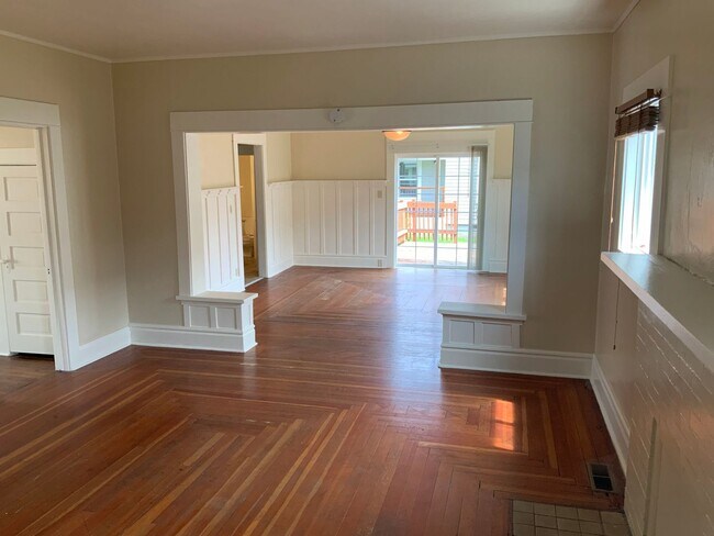 Building Photo - 2 Bedroom Unit in Triplex Near Downtown and Campus