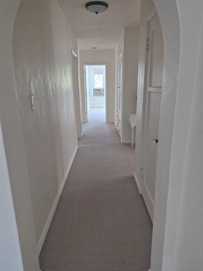Hallway - 357 S Doheny Dr