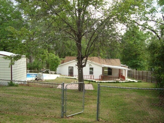 Building Photo - 3 bedroom/2 bathroom home with pool available to Rent February 1st!
