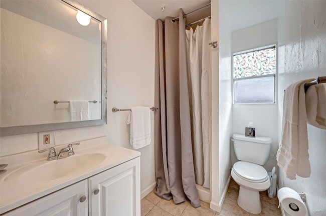 Building Photo - 6018 Berendo St