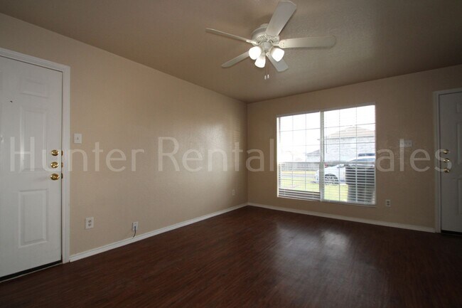 Building Photo - Spacious Three-Bedroom!