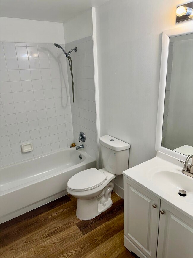 Building Photo - 2080 Greenview Shores Blvd