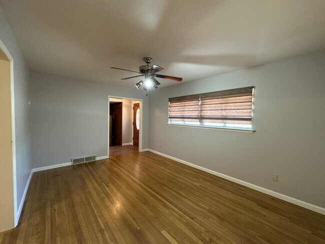 Living Room - 5538 Rich Rd