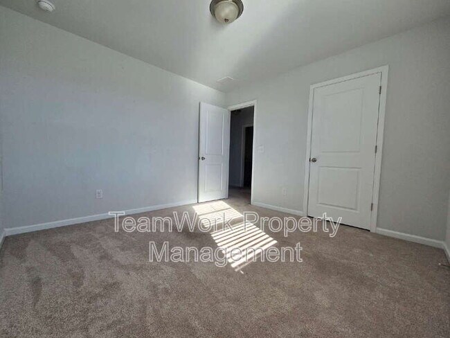 Building Photo - 454 Zenith Blvd