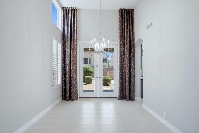 Building Photo - 7647 E Los Gatos Dr