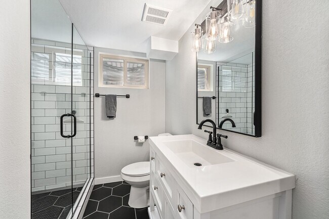 Building Photo - $500 OFF RENT!!!! STUNNING 5BD/3BA Home in...