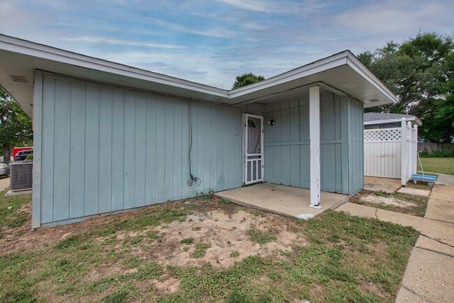 Building Photo - Fresh, Cozy, & Totally Updated — Move Righ...
