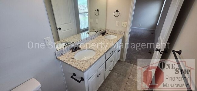 Building Photo - Beautiful 4 bedroom, 3 bathroom home in Raymore!