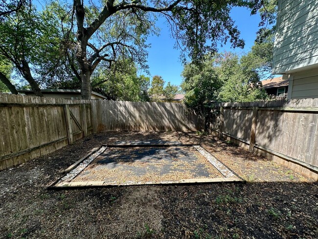 Building Photo - 2/2.5 Townhome in Desirable North Austin