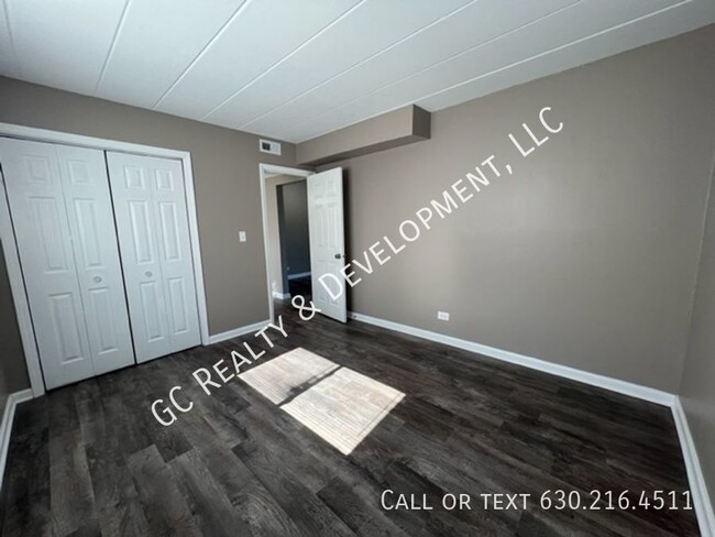 Building Photo - ***FULLY UPDATED / WEST CHICAGO - 1 BDRM /...