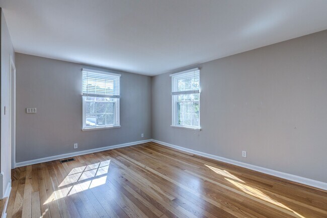 Building Photo - Charming End-Unit Townhouse in Fairlington