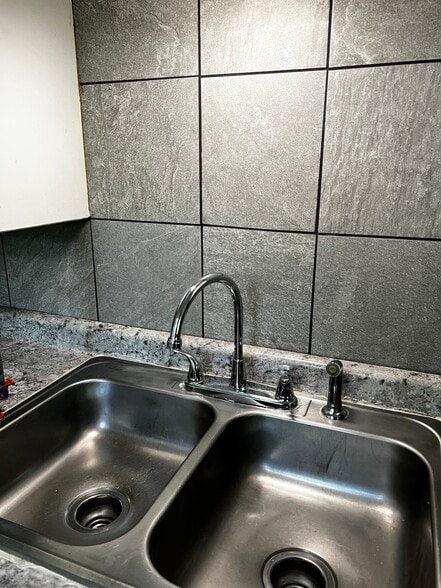 Building Photo - 401 Highland Ave W