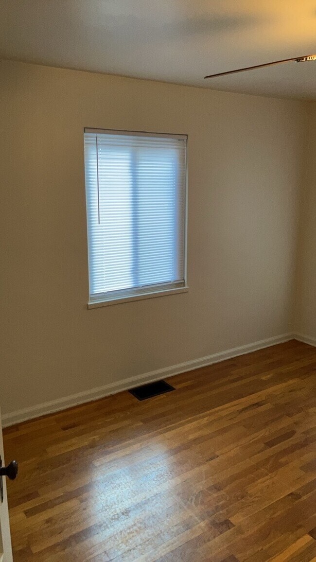 Building Photo - 1076 Sherwood Dr