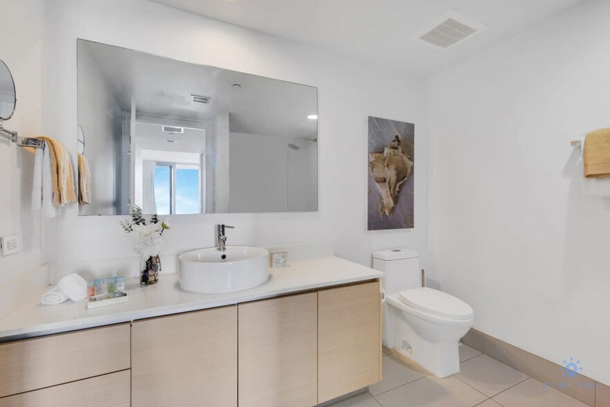 Building Photo - 2602 E Hallandale Beach Blvd