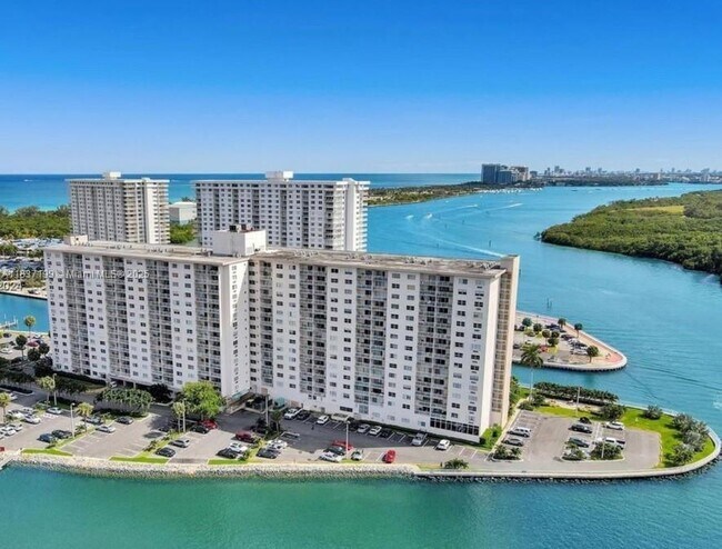 Building Photo - 400 Kings Point Dr